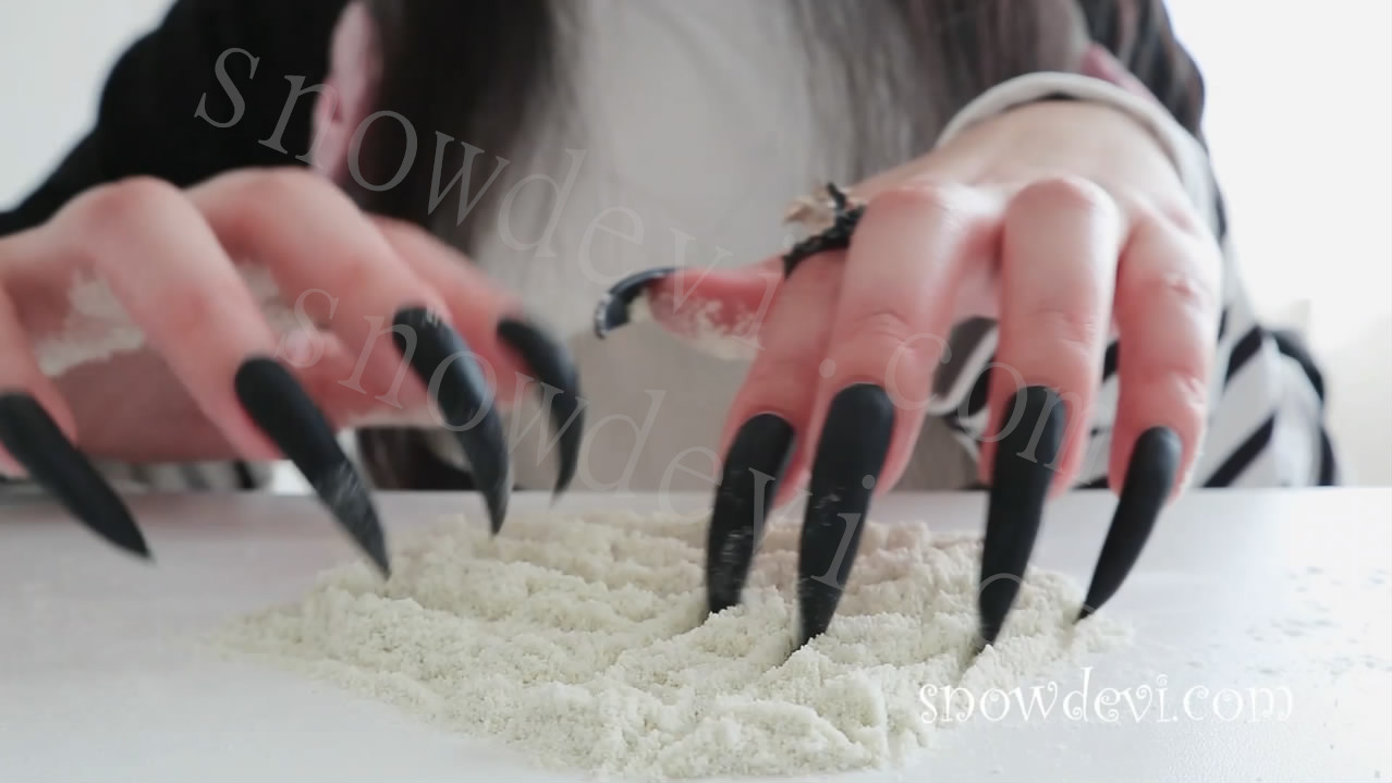 SNOW1399-Scratching