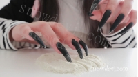 SNOW1399-Scratching