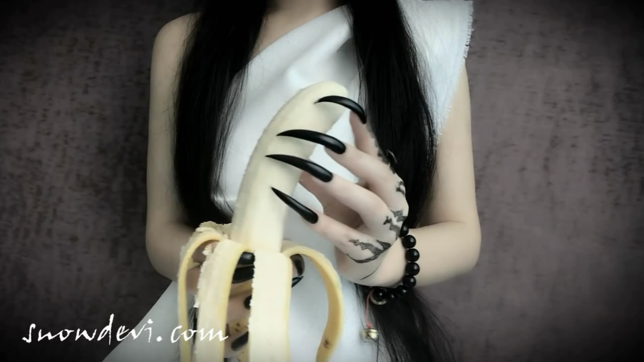 SNOW327-Banana7_nails_snowdevi nails