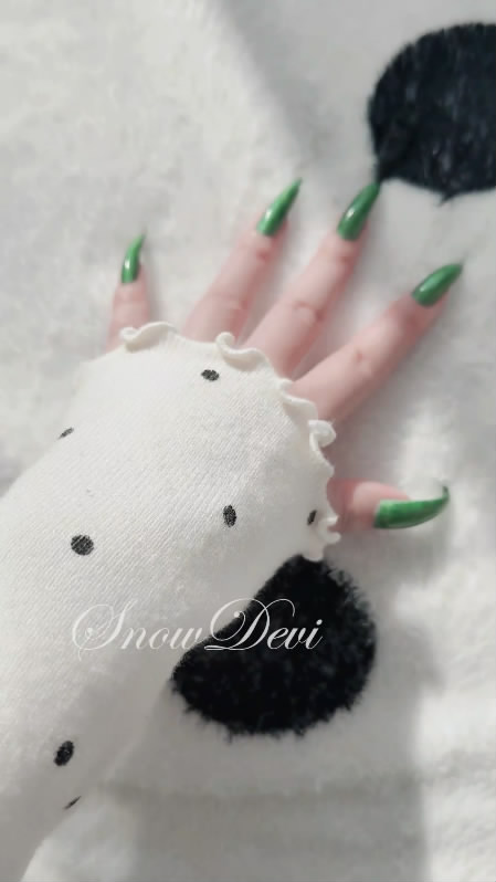 SNOW1519-Scratching_nails_snowdevi nails