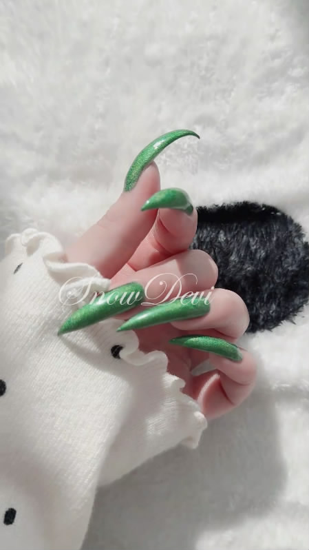 SNOW1519-Scratching_nails_snowdevi nails