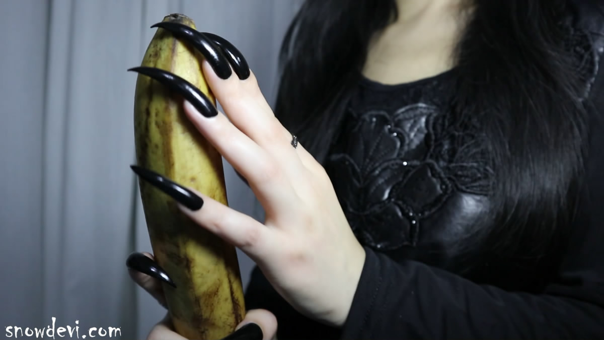 SNOW526-Banana11_nails_snowdevi nails