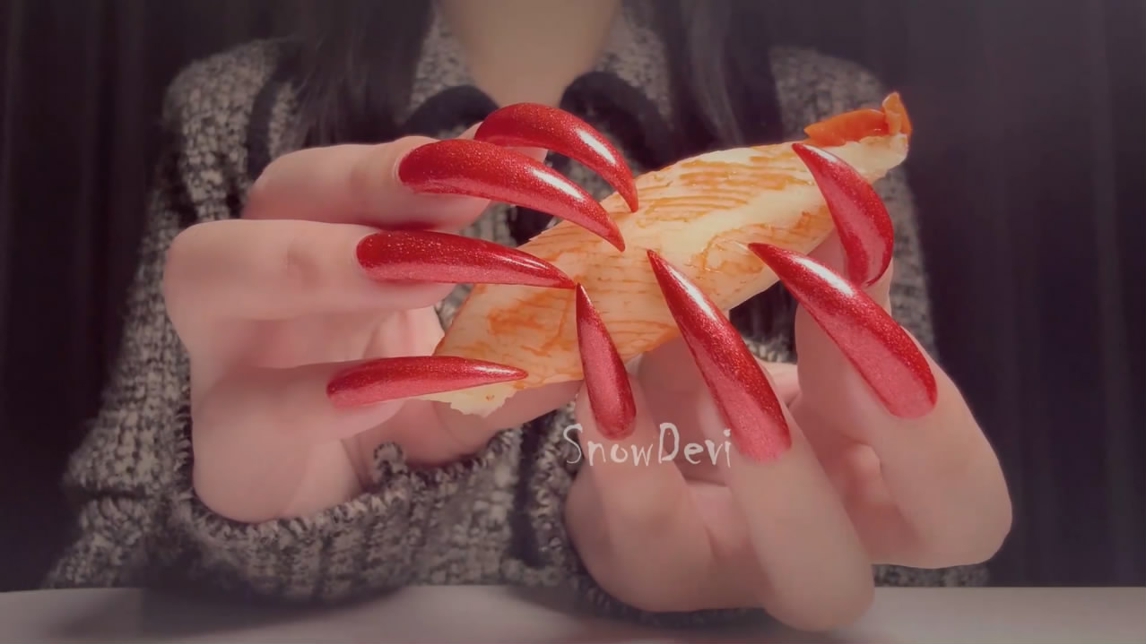 SNOW1529-Fish_nails_snowdevi nails