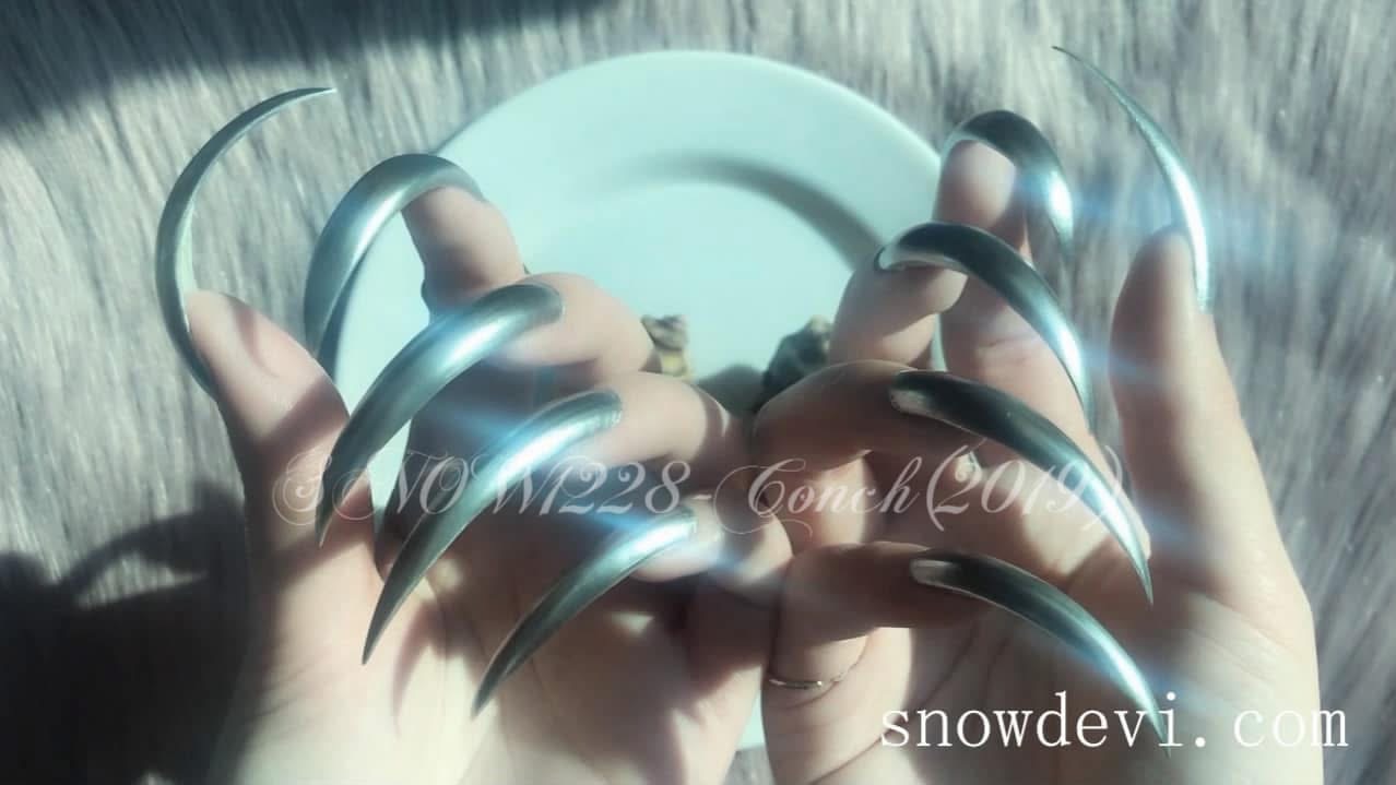 SNOW1228-Conch_nails_snowdevi nails