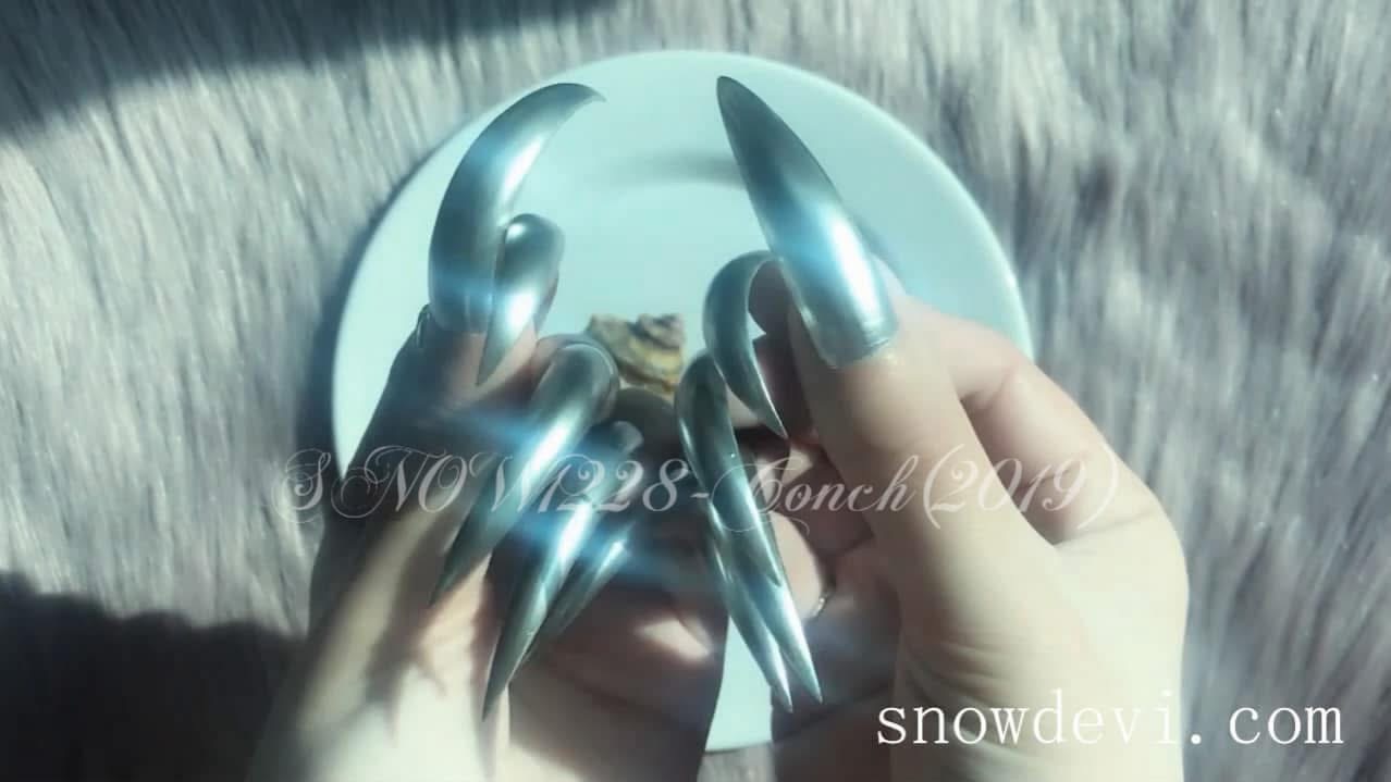 SNOW1228-Conch_nails_snowdevi nails