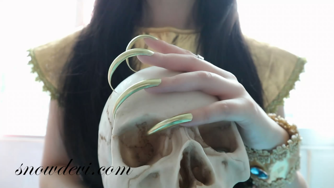 SNOW636-Showing Golden Nails2_nails_snowdevi nails