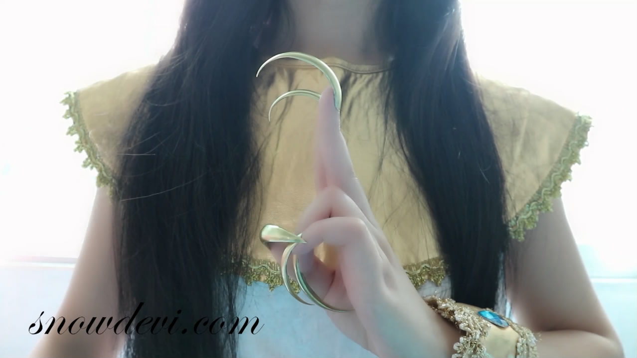 SNOW636-Showing Golden Nails2_nails_snowdevi nails